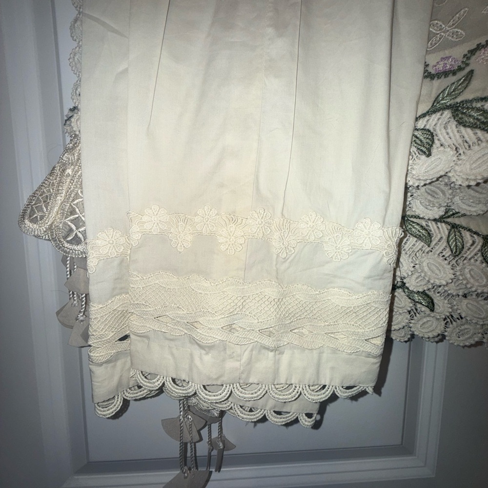 Elegant Cream Embroidered Women Kurta - Picture 5 of 7